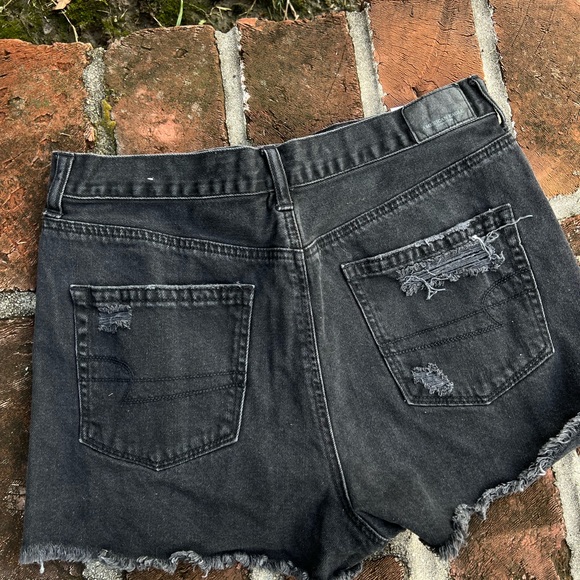 Ameriacan eagle black distressed mom short size 8 - Picture 3 of 4